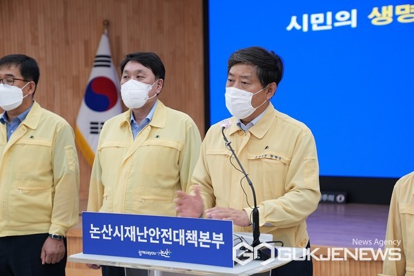 (사진=논산시청&nbsp;제공)&nbsp;황명선&nbsp;논산시장이&nbsp;코로나&nbsp;19로&nbsp;인한&nbsp;사회적거리두기&nbsp;4단계&nbsp;격상을&nbsp;발표하고&nbsp;있다.