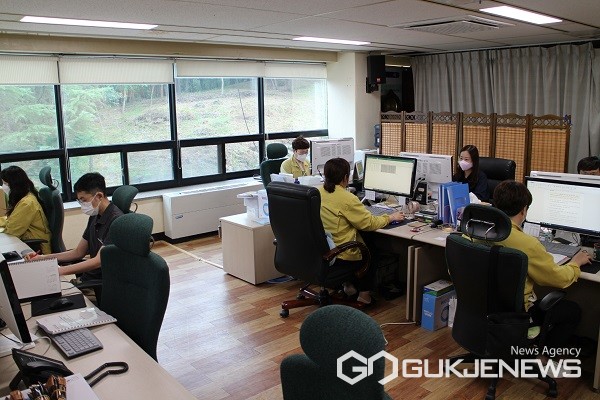 코로나 상생 국민지원금TF 추진단 모습.(제공=영동군청)