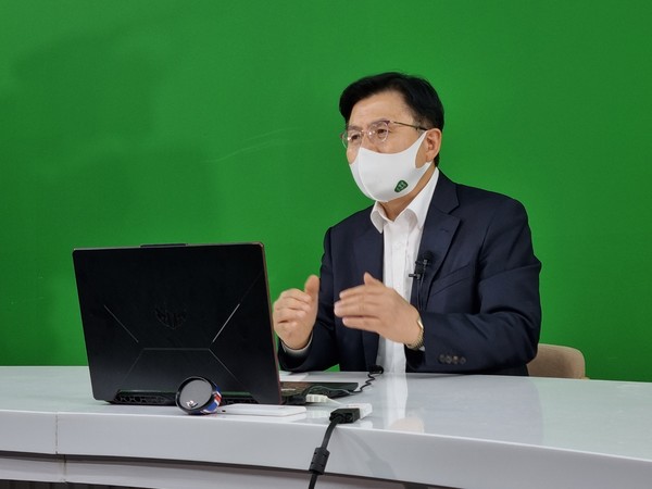 국민의힘 대선 경선 예비후보인 황교안 전 총리가 지난 31일 부산을 찾아 기자들과 인터뷰를 하고 있다.(사진=조하연 기자)