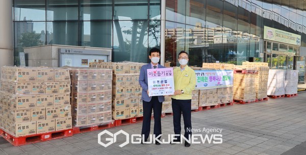 (사)희망을 나누는 사람들에서 유성훈금천구청장(오른쪽)에게 전달