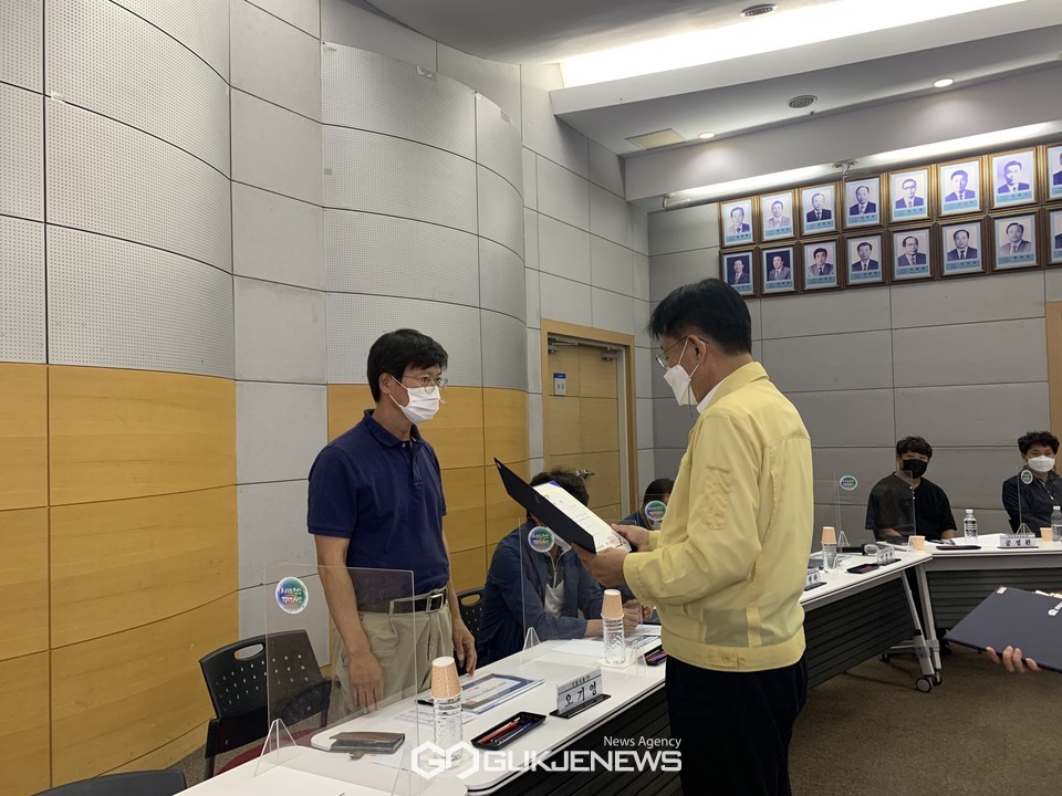 천안시가 13일 시청 대회의실에서 ‘천안시 화학물질 지역협의체 회의’를 개최해 전만권 부시장이 지역협의체 위원들에게 위촉장을 수여하고 있다.