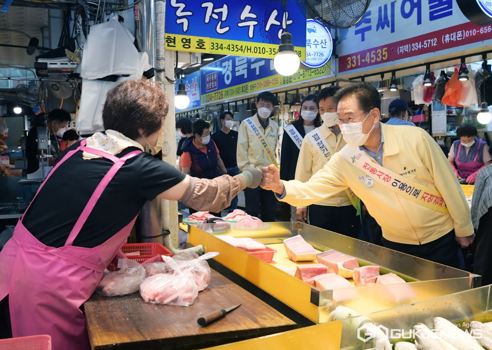 전통시장 상인들과 주먹인사 나누는 최기문 영천시장