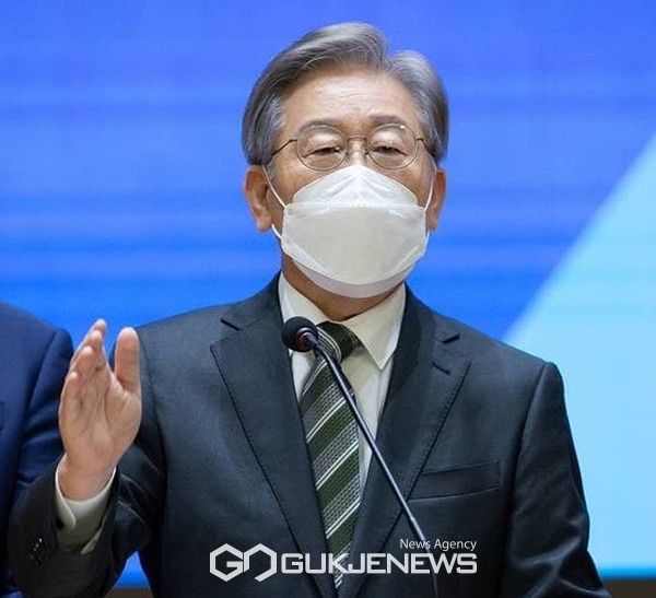 이재명 더불어민주당 대선 예비후보가 17일 광주-전남-전북 특별기자회견을 하고 있다.
