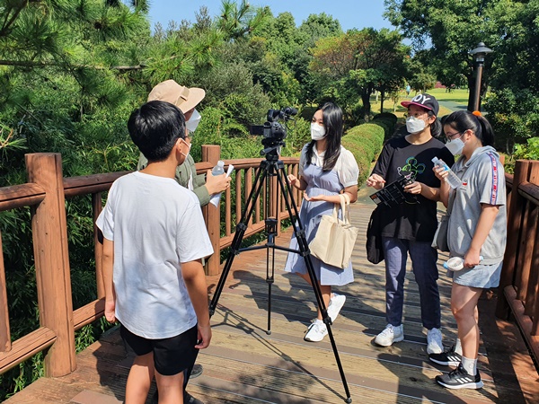 서귀포시 관내 중학생들이 폭낭 청소년 영화캠프에 참여해 직접 영화의 소재부터 제작까지 한편의 영화를 제작했다.