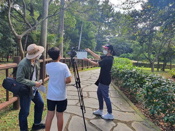 서귀포시 관내 중학생들이 폭낭 청소년 영화캠프에 참여해 직접 영화의 소재부터 제작까지 한편의 영화를 제작했다.