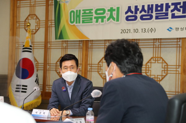 이강덕 포항시장이 애플 유치를 계기로 조직된 민‧관 합동TF팀원들과 ‘애플유치 상생발전 전략간담회’를 주재하고 있다. (사진 = 포항시)