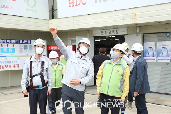남부교정시설 이적지 건설공사장 특별안전점검 (오른쪽)이성구로구청장. 사진=구로구청