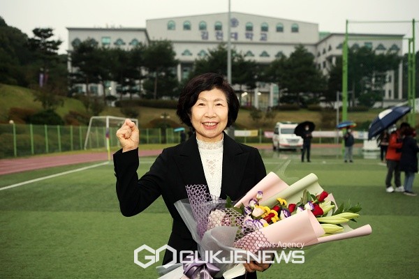 격려차 경기장을 방문한 윤옥현 김천대 총장이 화이팅으로 축하를 보내고 있다.