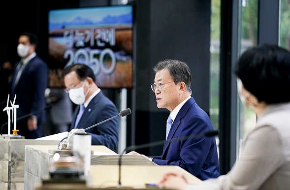 문재인 대통령이 18일 서울 용산구 노들섬 다목적홀에서 열린 2050 탄소중립위원회 제2차 전체회의에서 발언하고 있다.