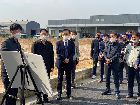 익산식품클러스터 공단의 지반침하 현장을 방문한 김윤덕 의원
