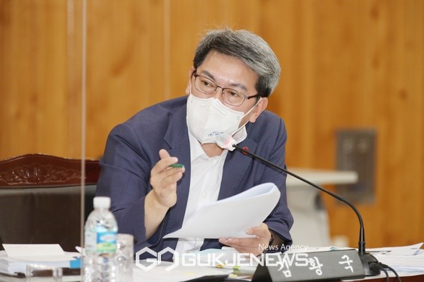 22일 열린 제주국제컨벤션센터에 대한 행정사무감사에서 김황국 의원이 센터의 전반적인 비위 상황에 대해 지적했다.