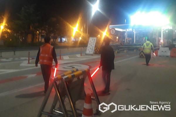 과적차량 합동 단속 모습.(제공=영동군청)