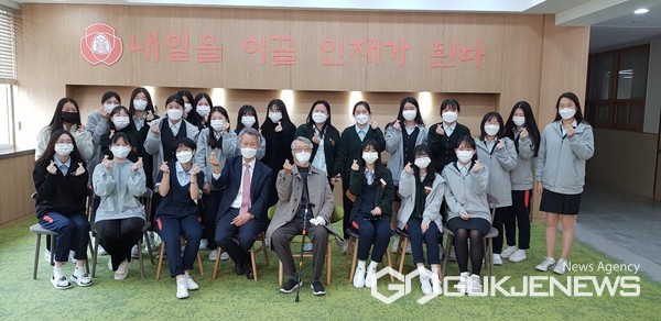 ‘인추협은&nbsp;지난&nbsp;6월&nbsp;12일&nbsp;강의를&nbsp;시작해&nbsp;지난달&nbsp;30일&nbsp;마지막&nbsp;강의로&nbsp;종강했다..&nbsp;서중권&nbsp;기자&nbsp;