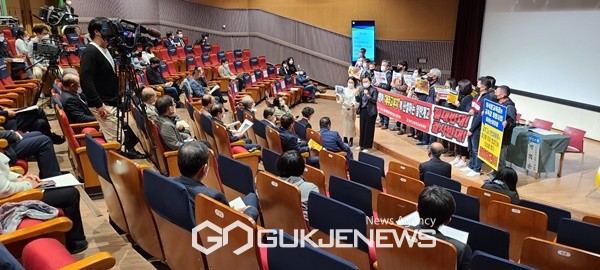 5일 제주학생문회관에서 진행될 예정이었던 동지역 평준화 일반고 신설 관련 토론회가 열리지도 못한채 일부 제주고 동창회원들 반발로 무산됐다. [사진=문서현 기자]