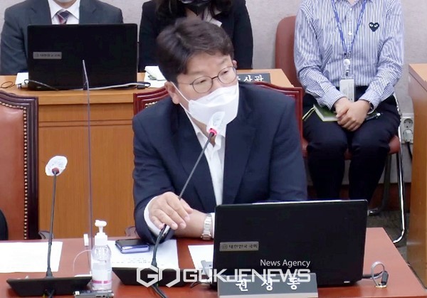 권성동 국민의힘 의원이 30일 오후 국회 법제사법위원회 전체회의에서 민주당이 일방적이고 독선적이고 민주당 마음대로 국회를 운영하니 지지도가 떨어지는 것이라고 비난하고 있다.