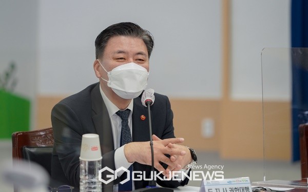 12일 구만섭 제주도지사 권행대행은 지방 공공기관 경영혁신전략회의를 통해 최근 문제가 발생한 도내 출자·출연기관에 대한 평가방법도 전면 개선해 저평가 및 기준 위반 기관에 대해서는 예산·연봉·성과급 감액 등의 페널티를 부과할 것을 예고했다.