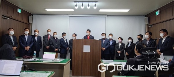 16일 충남 태안군청 브리핑룸에서 열린 국민의힘 태안군 지방선거 입후보예정자 합동 기자회견에서 정광섭 도의원이 기자회견문 낭독 후 기자들의 질문에 답하고 있다. (사진 = 최병민 기자)