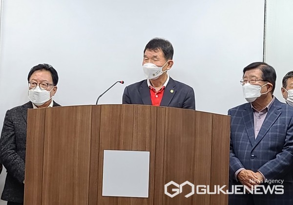 16일 충남 태안군청 브리핑룸에서 열린 ‘국민의힘 태안군 지방선거 입후보예정자 합동 기자회견’에서 참석자들이 기자들의 질문을 받고 있다. 사진 왼쪽부터 김세호 전 군수, 정광섭 도의원, 한상기 전 군수 모습. (사진 = 최병민 기자)