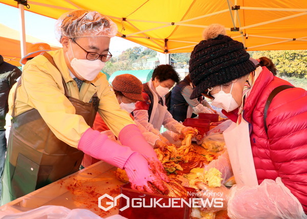 홀로 지내는 어르신들과 함께 관내에서 재배한 수확물로 인삼김치를 담그는 유성훈금천구청장(왼쪽)