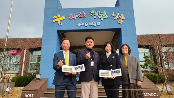 지난 19일 진행된 ‘안교수 떡볶이’ 후원물품 전달식에서 홀트학교 김봉환 교장(왼쪽 두번째)과 안순이 교수(오른쪽 두번째)를 비롯한 참석자들이 기념촬영을 하고 있다.