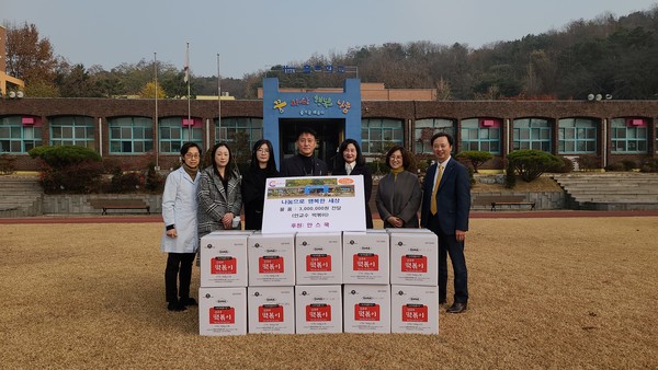 지난 19일 진행된 ‘안교수 떡볶이’ 후원물품 전달식에서 홀트학교 김봉환 교장(가운데 왼쪽)과 안순이 교수(가운데 오른쪽)를 비롯한 참석자들이 기념촬영을 하고 있다.