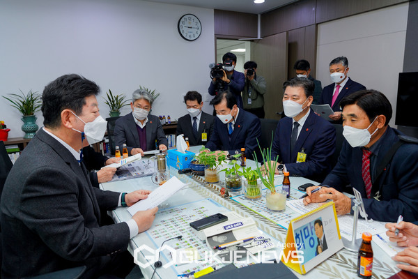 22일 국회를 찾은 구만섭 제주도지사 권한대행이 4.3특별법 개정안의 조속한 통과를 요청하고 있다.[사진=제주도청]