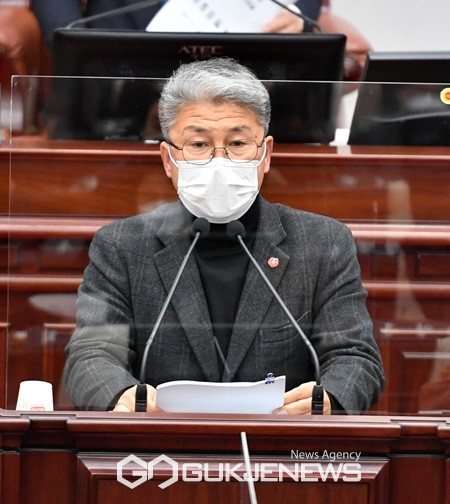 22일 열린 제 400회 제2차 정례회 교육행정질문을 하고 있는 이상봉 의원.[사진=제주도의회 제공]
