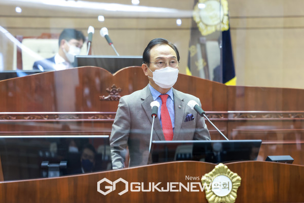 박상돈 천안시장이 22일 천안시의회 본회의장에서 열린 제247회 정례회에서 시정연설을 하고 있다.