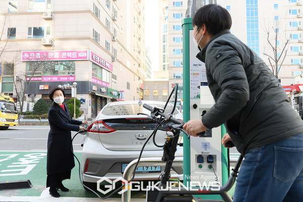 양천구의 대표 우수 혁신사례 중 하나인 가로등 전기차 충전기 모습