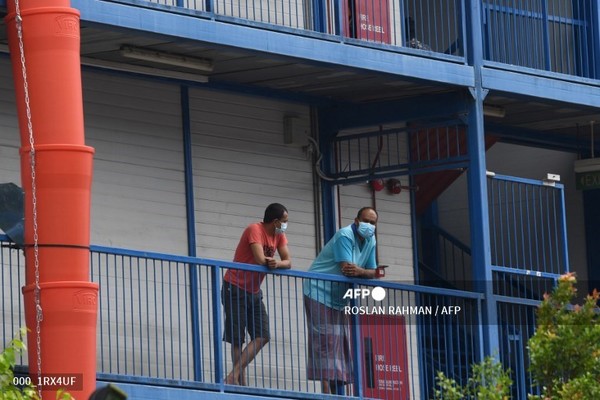 싱가포르 기숙사에서 밖을 바라보는 외국인 노동자(2020년 5월 20일 촬영). 사진제공/AFP통신