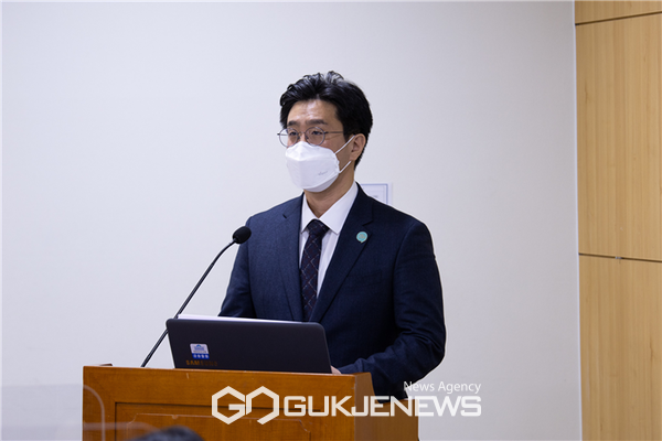 토론회 개최를 축하하는 오준호 비서관