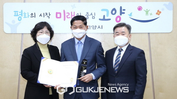(사진 제공=고양시) 29일 WBC 복지TV 공개홀에서 열린 ‘제3회 대한민국 나눔과 배려복지대상’에서 수상한 이후 시청에서 이재준 시장(가운데)과 최석규 복지여성국장(오른쪽), 황숙연 복지정책과장(왼쪽)이 기념촬영을 하고 있다.