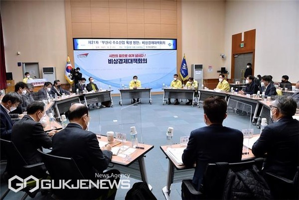 1일 오전, 박형준 시장 주재로 부산시수소산업 육성 방안 논의를 위한 '제21차 비상경제대책회의' 모습/제공=부산시