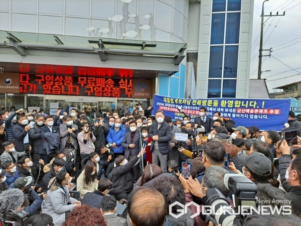  4일 오전 이재명 더불어민주당 대선 후보가  전북 군산 공설시장을 찾아 상인. 시민들과  현장대화을 나누고 있다.( 군산=조판철 기자) 