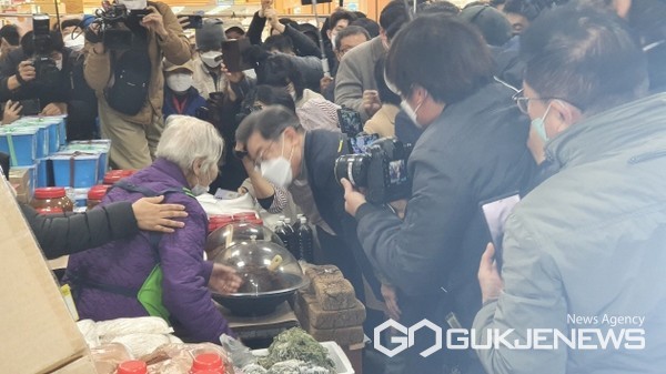  더불어민주당 이재명  대선 후보가 상인들과 만나는 것으로 2일차 일정을 시작했다.(사진=국제뉴스 조판철 기자) 