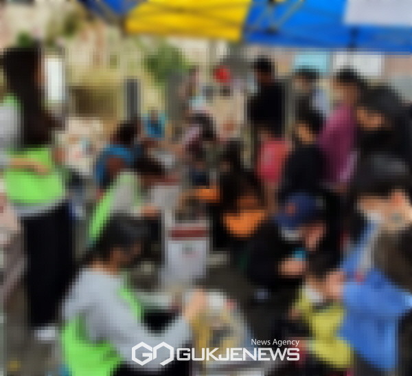 (사진=페이스븍&nbsp;캡쳐)&nbsp;고양시의&nbsp;한&nbsp;행정복지센터&nbsp;행사에서&nbsp;성인들과&nbsp;청소년,&nbsp;어린이들이&nbsp;옹기종기&nbsp;모여&nbsp;음식을&nbsp;시식하고&nbsp;있다.