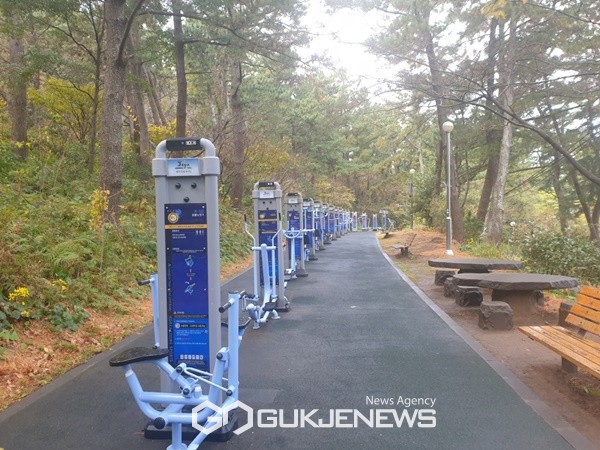 제주시는 12월 말까지 야외운동기구의 노후여부와 고장 안전상태 등에 대한 전수조사를 실시하고 있다.[사진=제주시 제공]