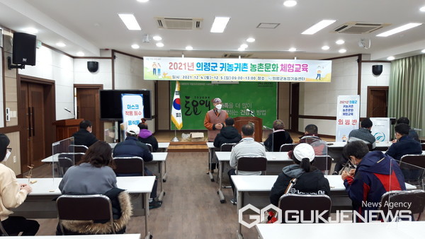 김대현 장승명인이 솟대 만들기 체험교육을 진행하고 있다.
