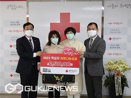 장민호 팬클럽회원들이 성금을 전달하는 모습/제공=부산 적십자 (왼쪽부터 : 대한적십자사 부산지사 사무처장 최성필, 장민호 팬카페 '부울경 민트' 부산지역장 오경래)