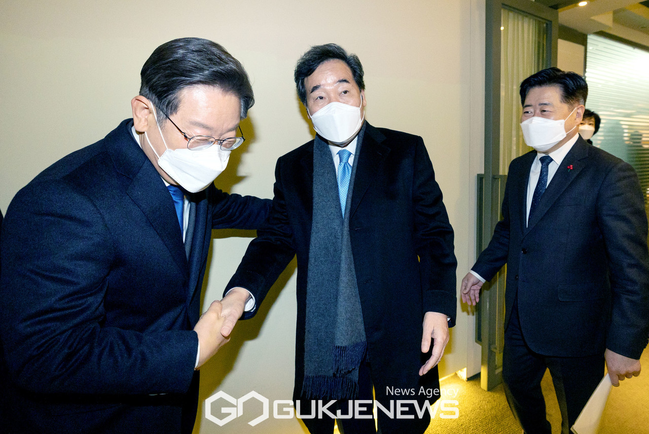 (서울=국제뉴스) 더불어민주당 이재명 대선 후보, 이낙연 전 대표가 23일 서울 중구 달개비에서 오찬 회동을 하기위해 입장 하고 있다./사진=이용우기자