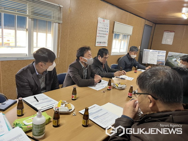 ▲ 2022년 3월 개교를 앞둔 군산 금빛초등학교 개교 관련 김종식교육위원 비롯한 관계자 간담회를 29일 오전 공사현장에서 갖었다 ( 사진제공= 도교육청)