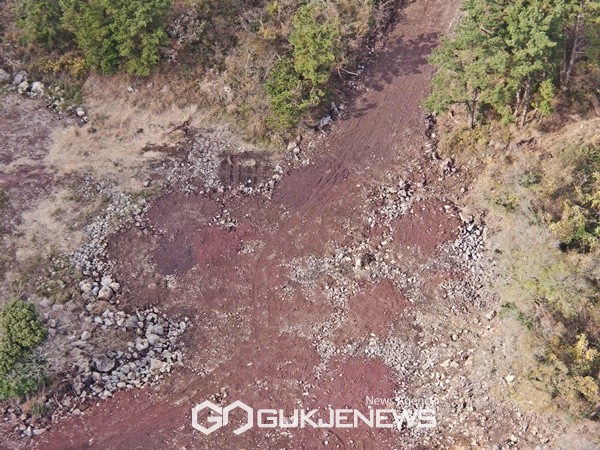 제주도자치경찰단은 지난 11월 말 곶자왈 지대 임야를 대규모로 훼손하다 적발된 2명에 대해 구속영장을 신청했다.[제주도 자치경찰단]