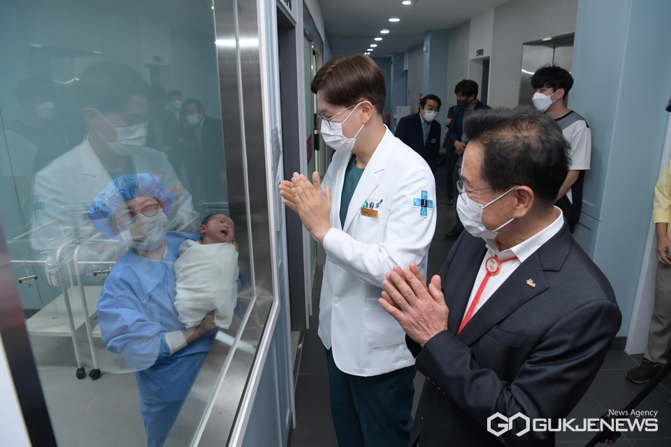 (제공=영천시) 100번째 아기 탄생을 축하하는 최기문 영천시장