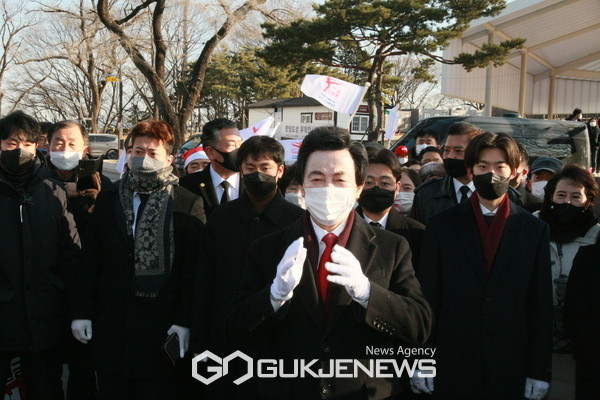 허경영 국가혁명당 대통령 후보 신년사 남산 안중근 기념관 참배 [국제뉴스=김서중 기자]