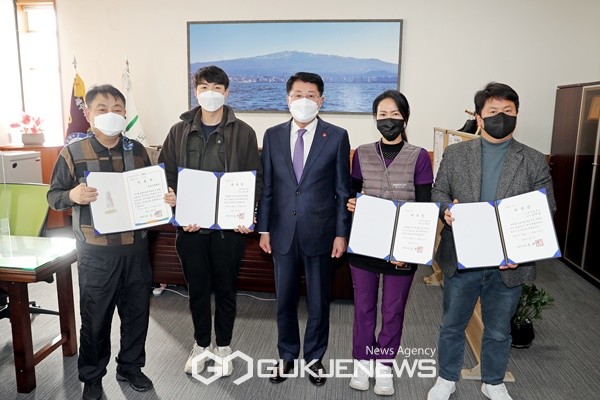 안동우 제주시장은 3일  동물복지·방역 전문단은 악성가축전염병 유입 차단을 위한 상시방역체계를 구축하고 동물의 건강진단과 관할 지역 방역활동을 지원할  공수의사 17명 등 2022년 동물복지·방역 전문단 위촉식을 개최했다. 