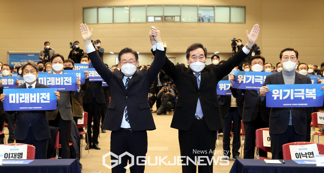 더불어민주당 이재명 대선후보와 이낙연 전 대표가 5일 오전 광주 서구 김대중컨벤션센터에서 열린 '국가비전·국민통합위원회 광주 비전회의'에 참석해 손을 맞잡고 포즈를 취하고 있다.(사진/이재명 선대위)