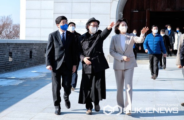 더불어민주당 이재명 대선 후보의 부인 김혜경(오른쪽) 씨가 6일 충남 서산을 찾았다. 사진은 김 씨가 맹정호(왼쪽) 서산시장, 한광석(가운데) 주임신부의 안내를 받으며 순교지를 둘러보고 있는 모습. (민주당 서산태안지역위원회 제공)