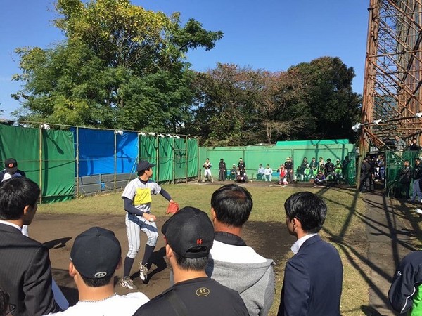 일본 독립리그 공개 트라이아웃 현장에서 관계자들이 지켜보는 가운데 선수들이 투구하고 있다. (사진=최상인 기자)