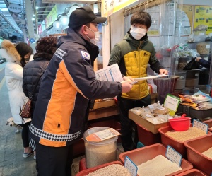 상인들에게 안전하기 좋은 날 체크리스트 배부 모습