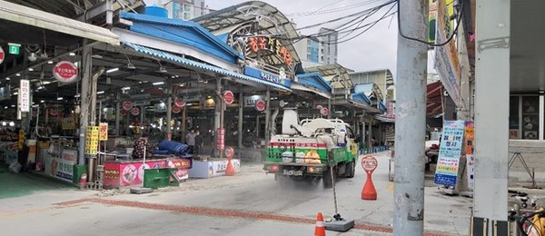 (사진제공=김해시) 김해시는 내달 2일까지 설 연휴 코로나19 확산 방지 특별방역대책 추진한다.(사진은 전통시장에 대한 방역소독 모습)